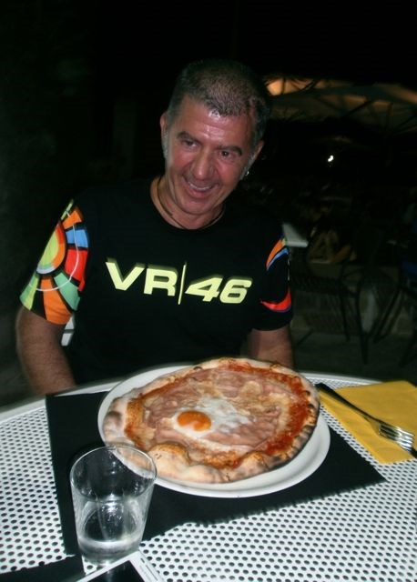 Στην πιτσαρία "da Rossi", με πίτσα "O-Vale"